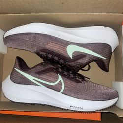 Nike Air Zoom Running Shoes Maroon / Mint Women’s Size 8.5 NEW