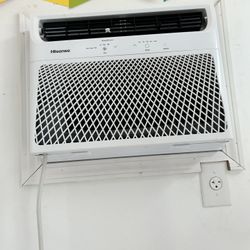 Hisense Ac/heat Window Unit. Perfectly Good Condition.