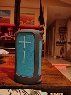 Ultimate ears everboom ue Bluetooth Smart speaker with nfc and unique silicone carrying holder