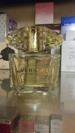 Versace daimon lleyow 3.4oz 100.ML yo vendo perfumes auténticos se te entrega y SI LO QUIERES ENVUELTO PARA REGALO ES GRATIS! ! 😊