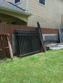 9 sections of 7ft wide 6 ft tall fence with postsn