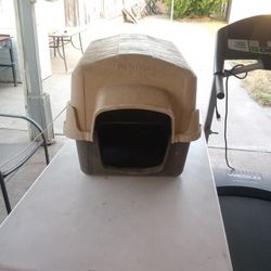 Petmate Medium Sized Dog House