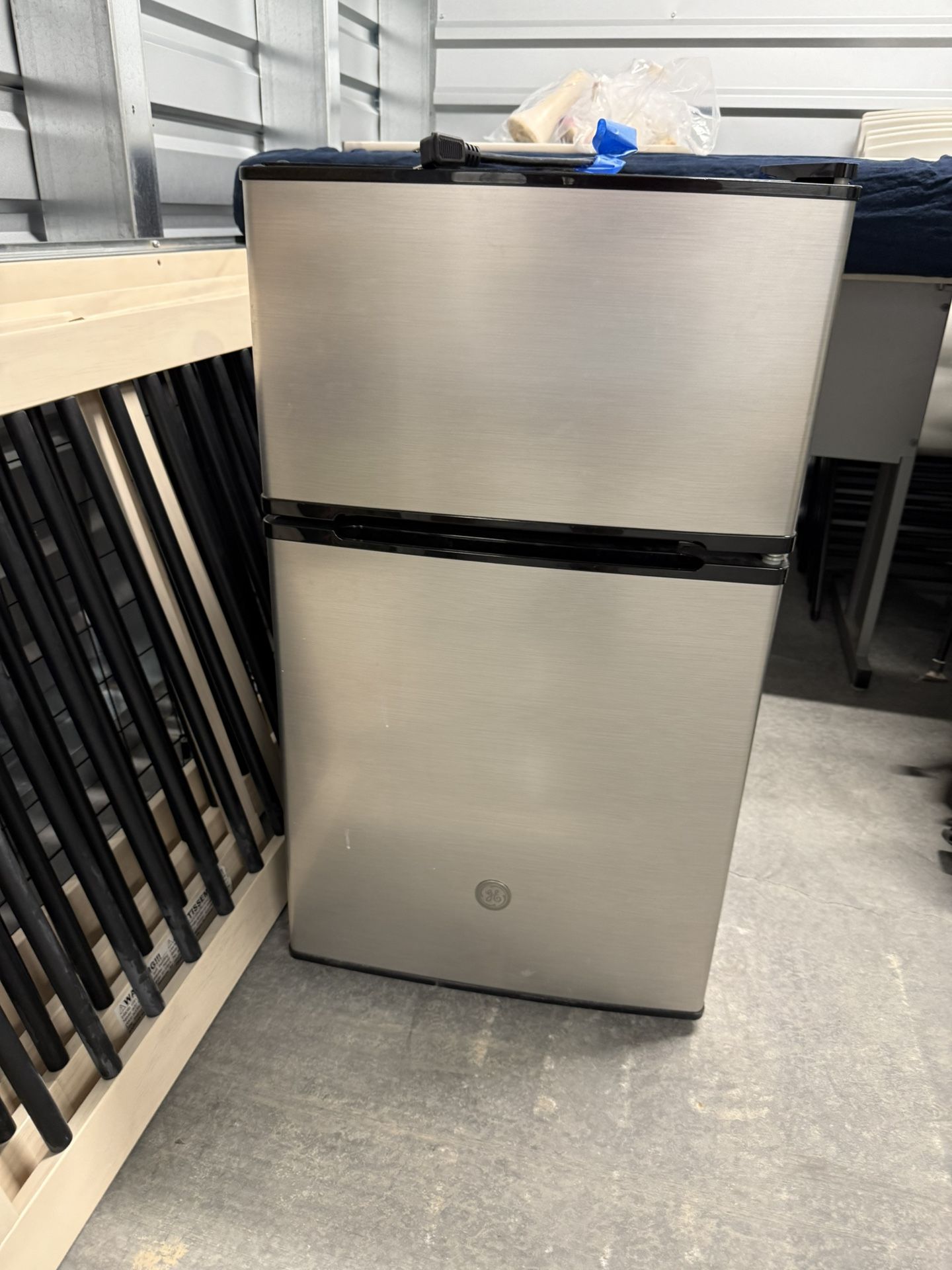 GE Mini Fridge / freezer