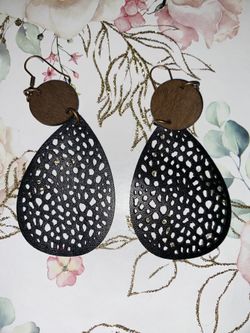 Pretty earrings never used before!!