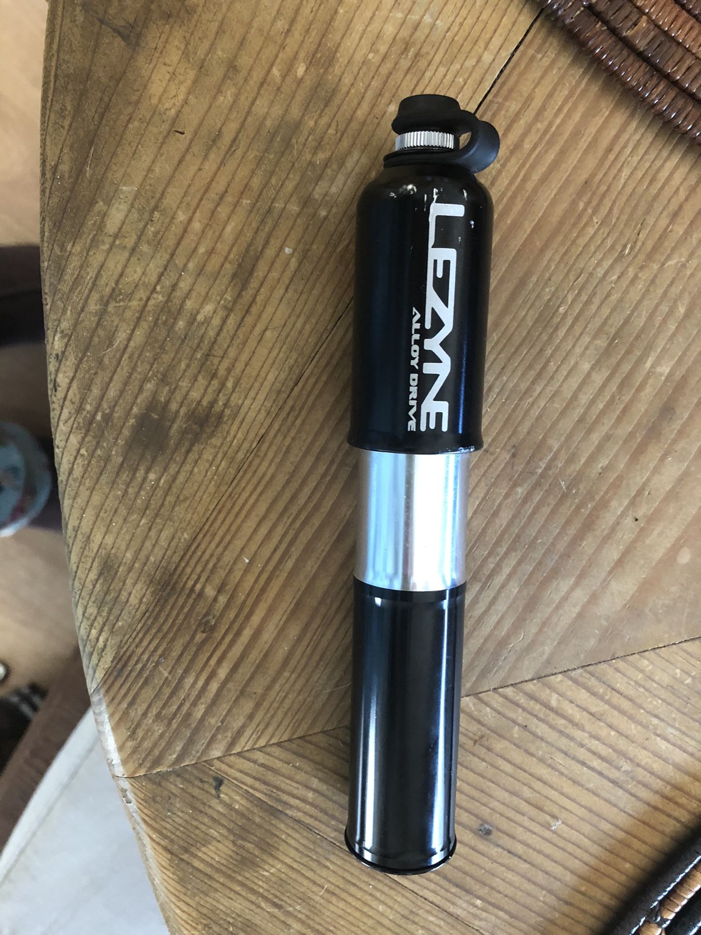 Tire pump