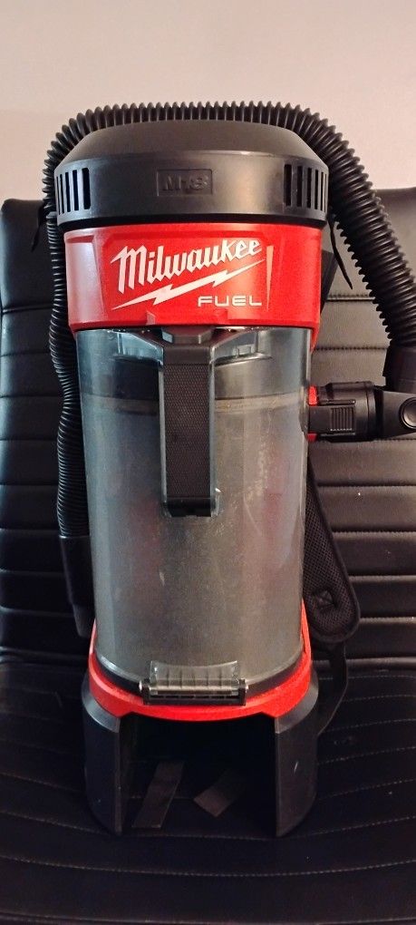 Milwaukee Backpack Vacuum W/Battery