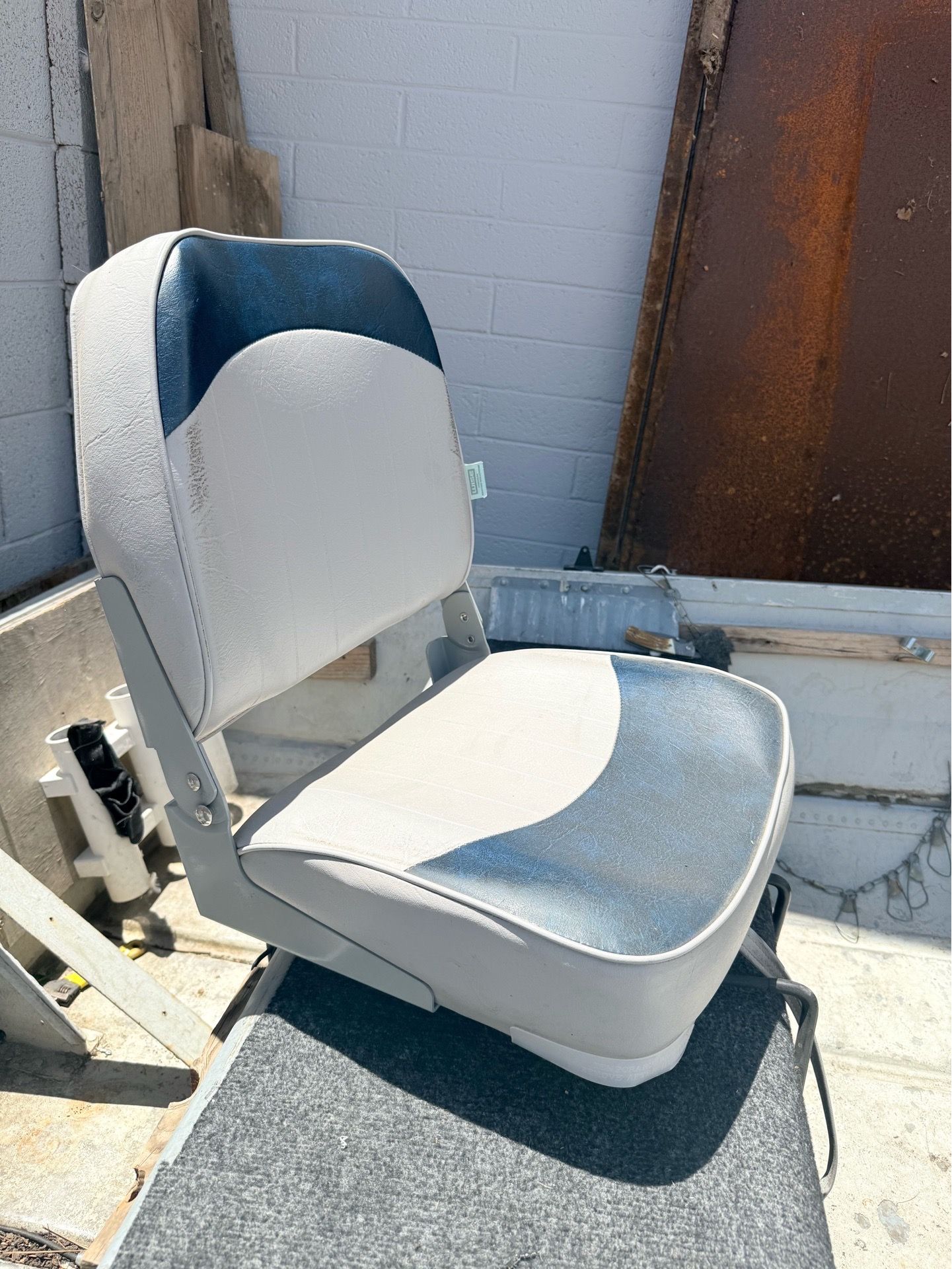 Aluminum fishing boat
