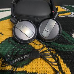 Sony MDR-NC7 Wired Noise Canceling On-Ear Headphones. 