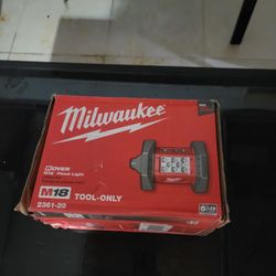 Milwaukee
M18 ROVER 18-Volt Lithium-Ion Cordless 1500 Lumens LED Flood Light (Tool-Only)