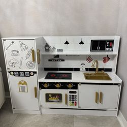 Beautiful kitchen for girls from 2 to 6 years old, in excellent condition, like new, made of wood. Last photo: free bonus.