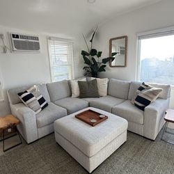 Beautiful/Comfy Couch (1 Year - Perfect Condition)