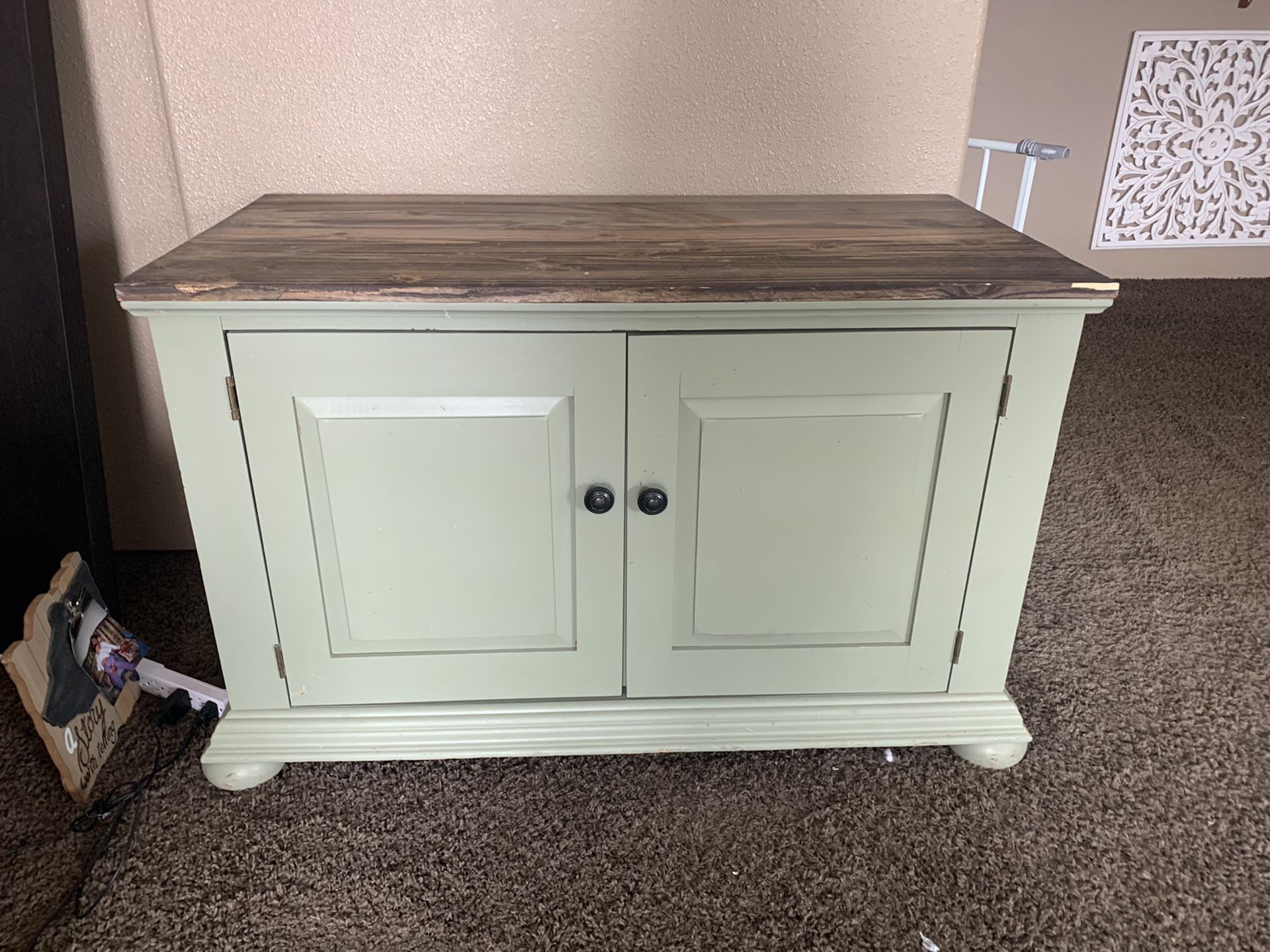 Accent dresser