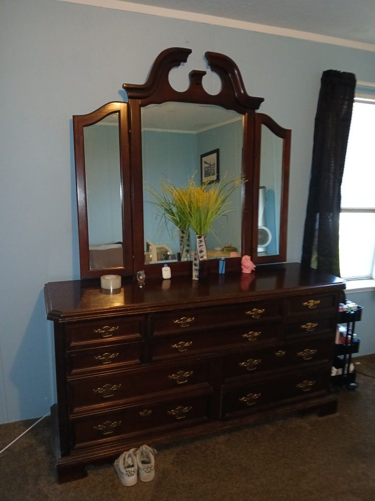 Dresser With Mirror. (Cherrywood)