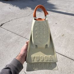 Adult yucca bodyboard medium large ML rubber fins with pads $115 retail price flippers swimming