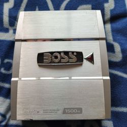 Boss CHM1500 amplifier 1500 Watt Power Amplifier. Clean 