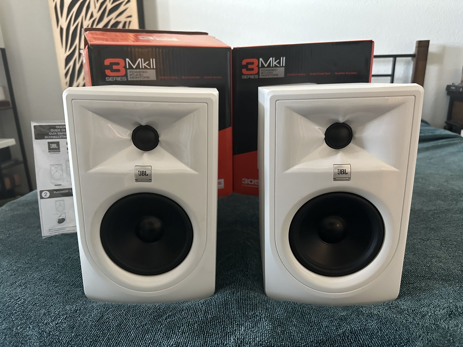 JBL 305p MkII Studio Monitors w/cables