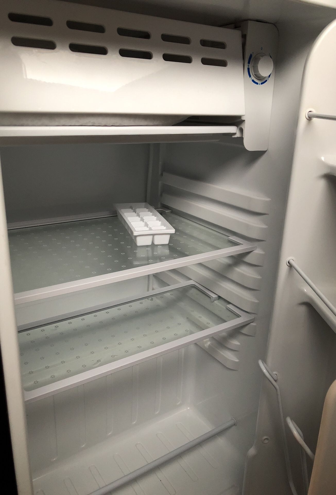 Igloo mini refrigerator