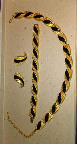 Vintage Signed Kramer 3 Piece Jewelry Set!