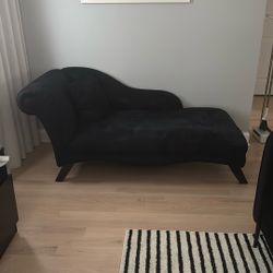 Gently Used black Chase Lounge 
