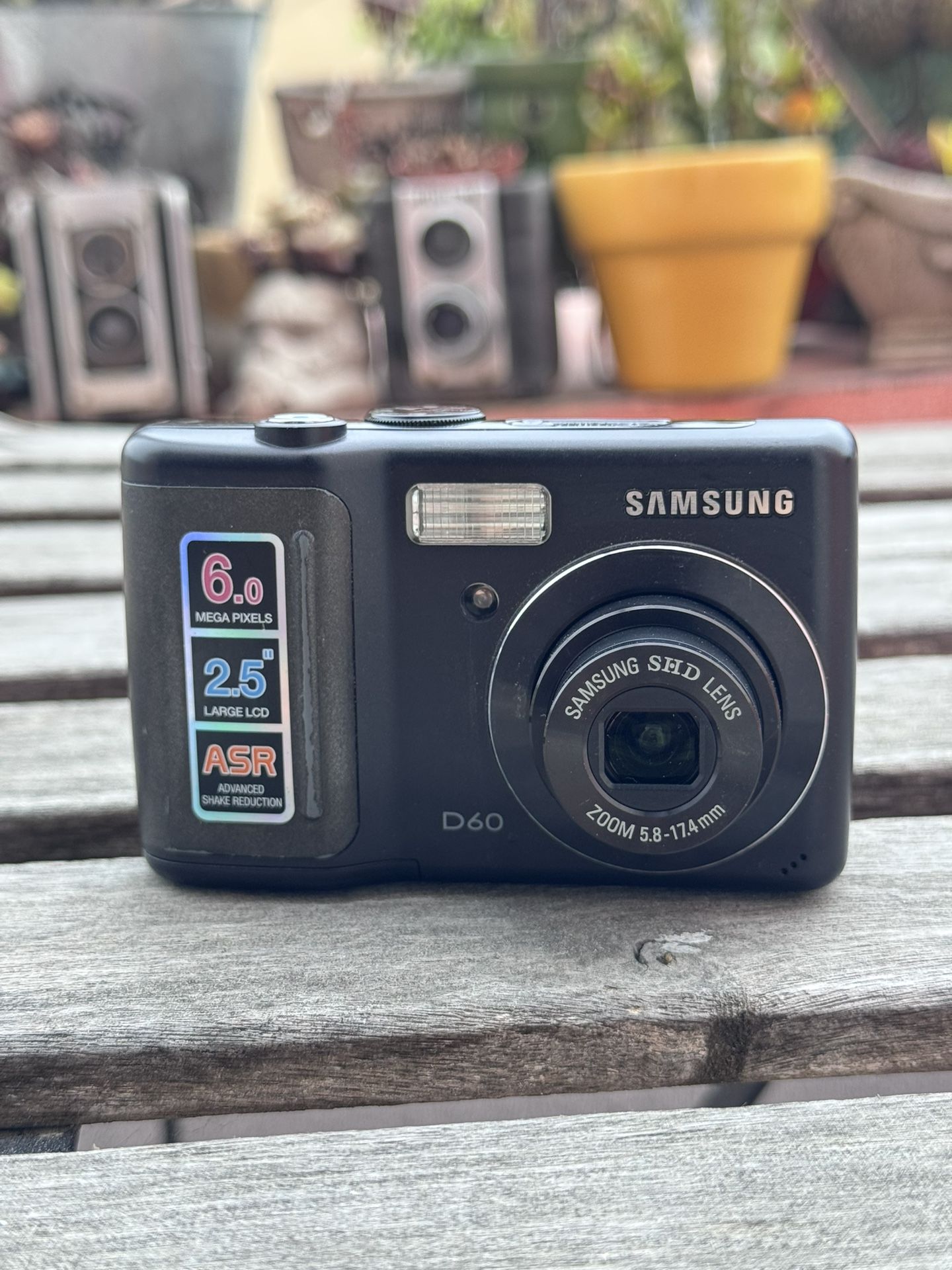 Vintage Samsung Y2K Digicam