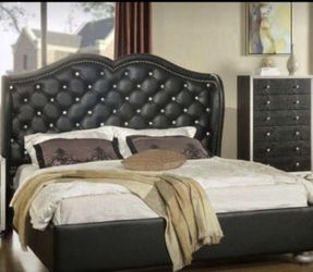 QUEEN SIZE BLACK BED FRAME WITH DIAMONDS NEW