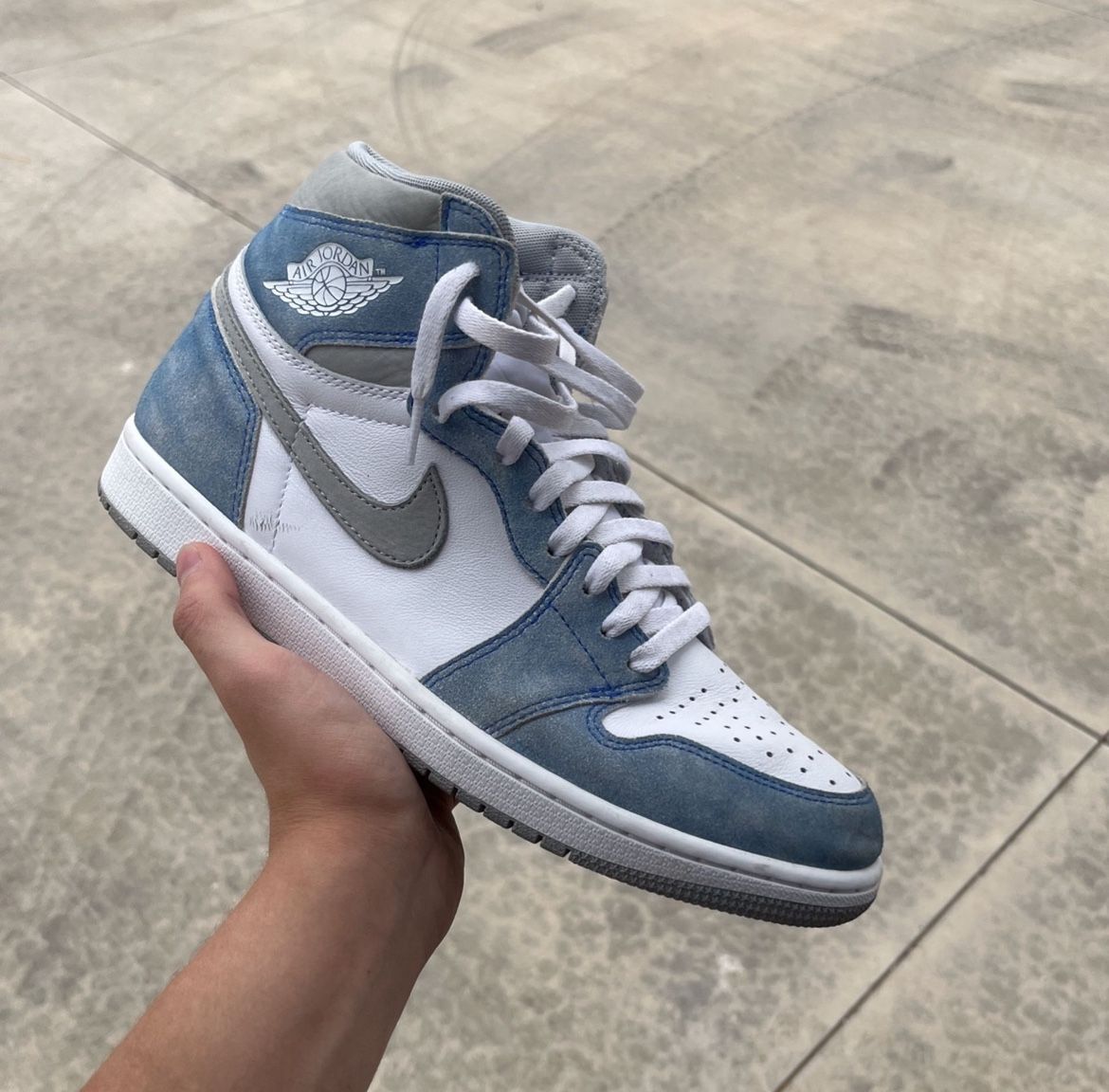 Jordan 1 Hyper Royal - Size 10.5