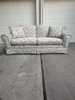 Bassett traditional floral sofa with pillows