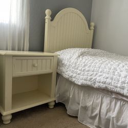 Off White Twin Bedroom Set (3-pieces)