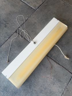 FREE: 18” Closet or Workbench Fluorescent Light