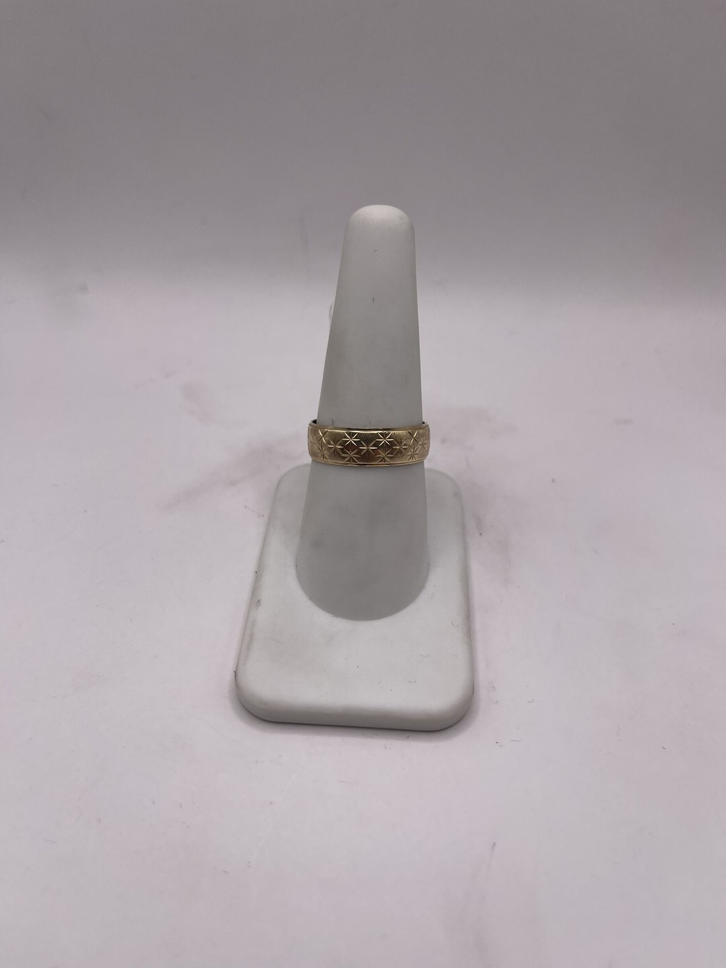 10kt Gold Engagement Style Band w/ Dia Cut Design