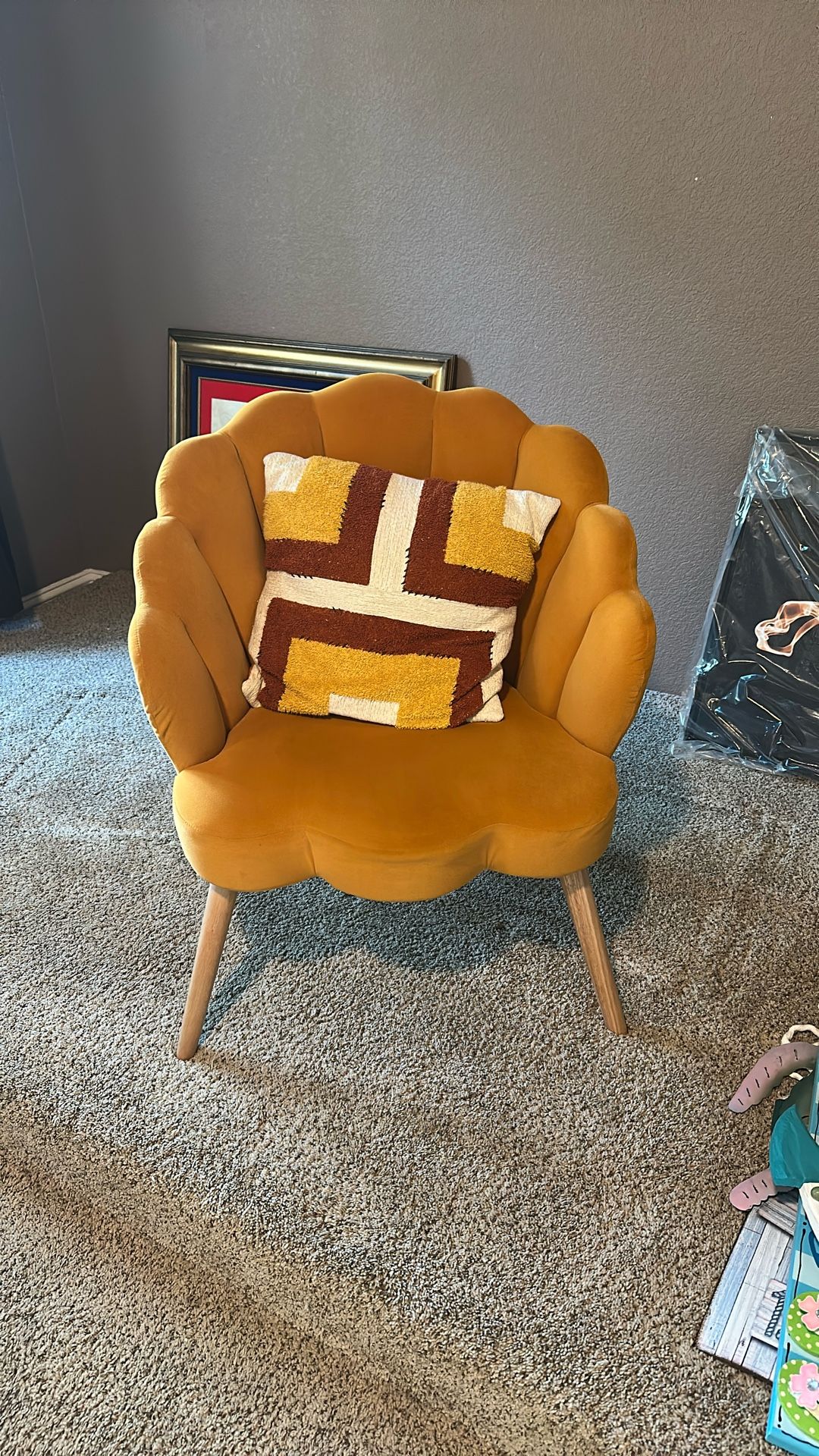 DECORATIVE CHAIR