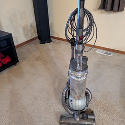 Dyson DC25 animal Vacuum w/ accessories