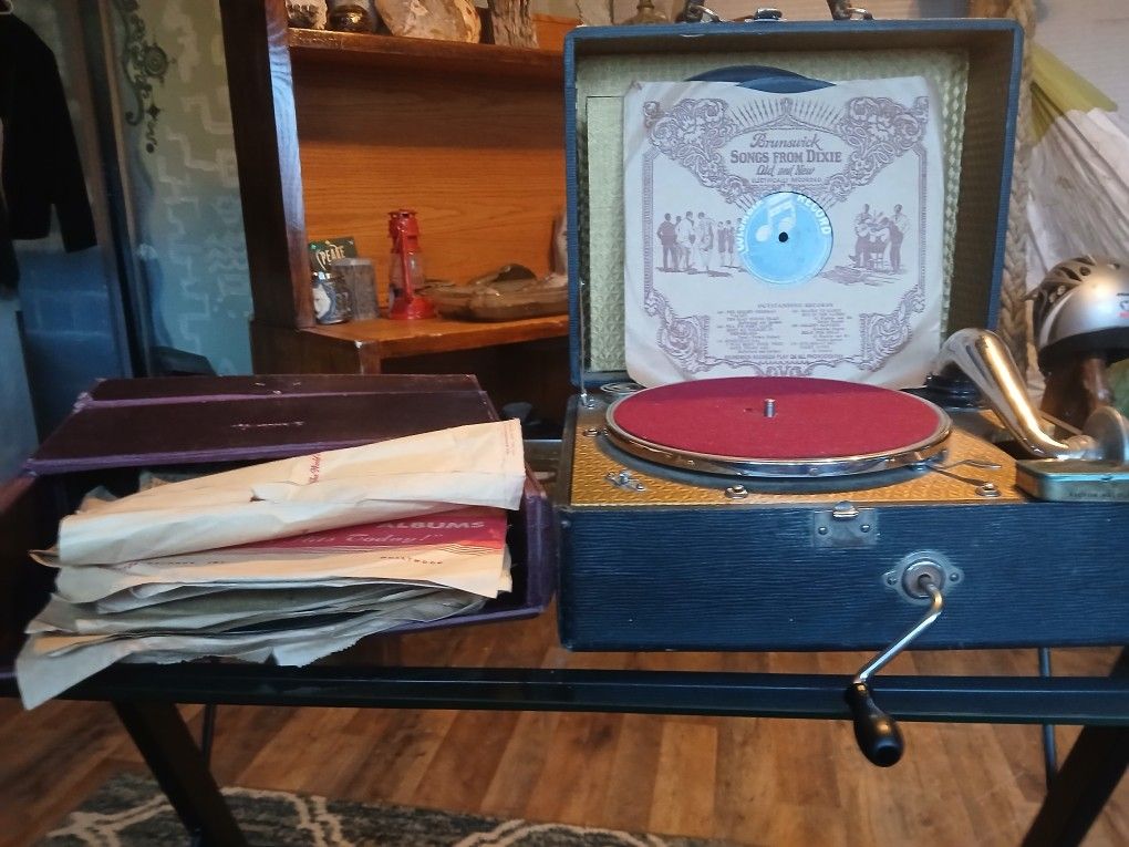 1930 Vi Tage Working Record Player And Records