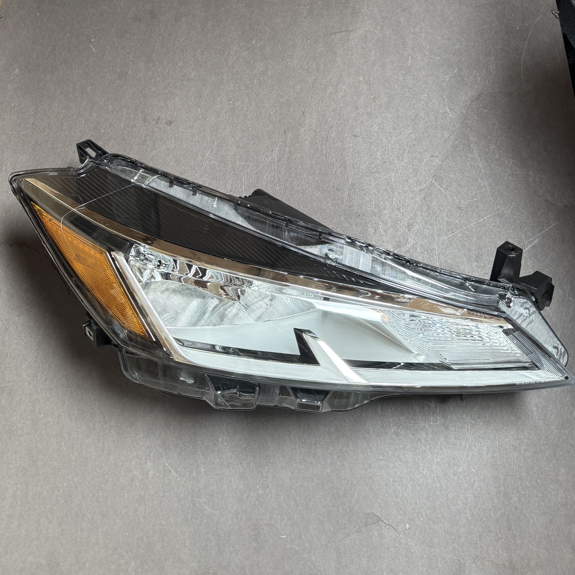 Passenger Headlight Fit  2021-2023 Nissan Kicks S/SV Halogen Chrome Headlamp Right Side
