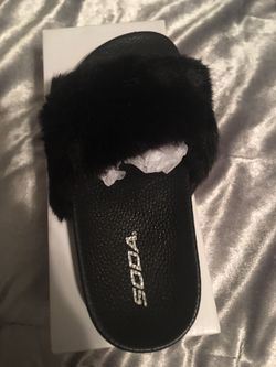 Girls Fuzzy Slides (Size 2)