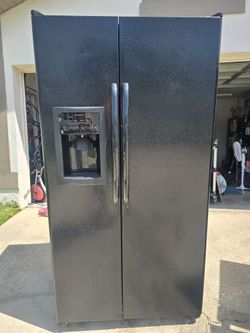 GE Refrigerator/Black/