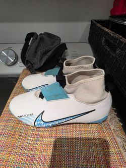 Soccer cleats size  1Y  Nike