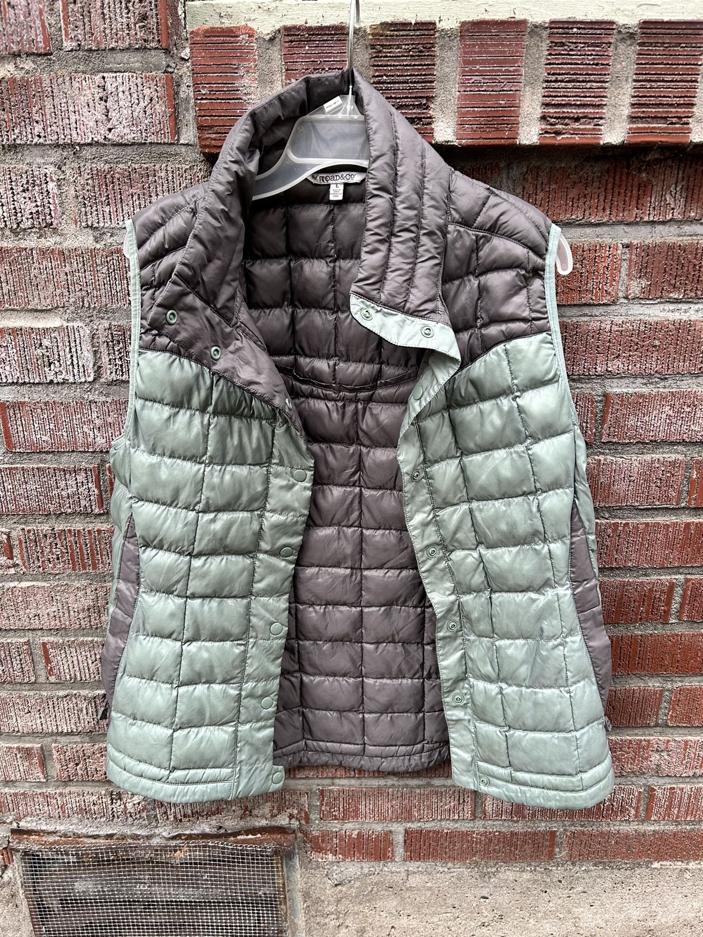 toad and co womens two toned size large puffer vest great condition