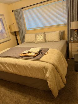 Like new king bed!!