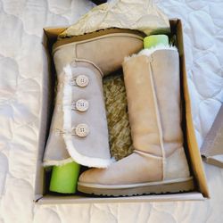 Authentic Womens Uggs Size 7 Bailey Button 