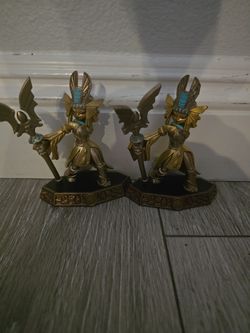 Two golden queen figures