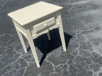 ✨✨Cottage White Solid 1 Drawer Side/End Table/Night Stand✨✨✨