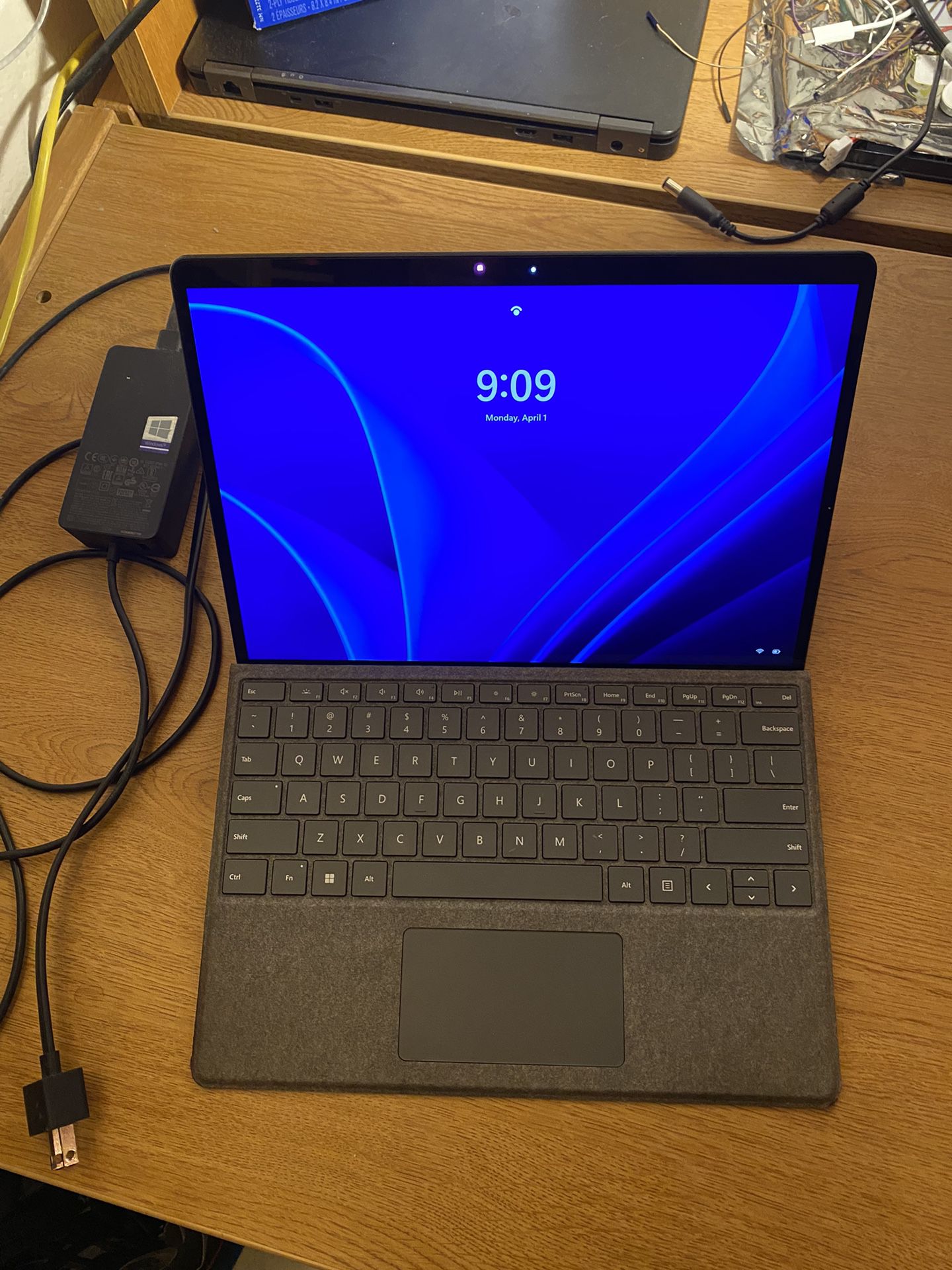 Microsoft Surface Pro X - 256GB/8GB RAM + Accessories