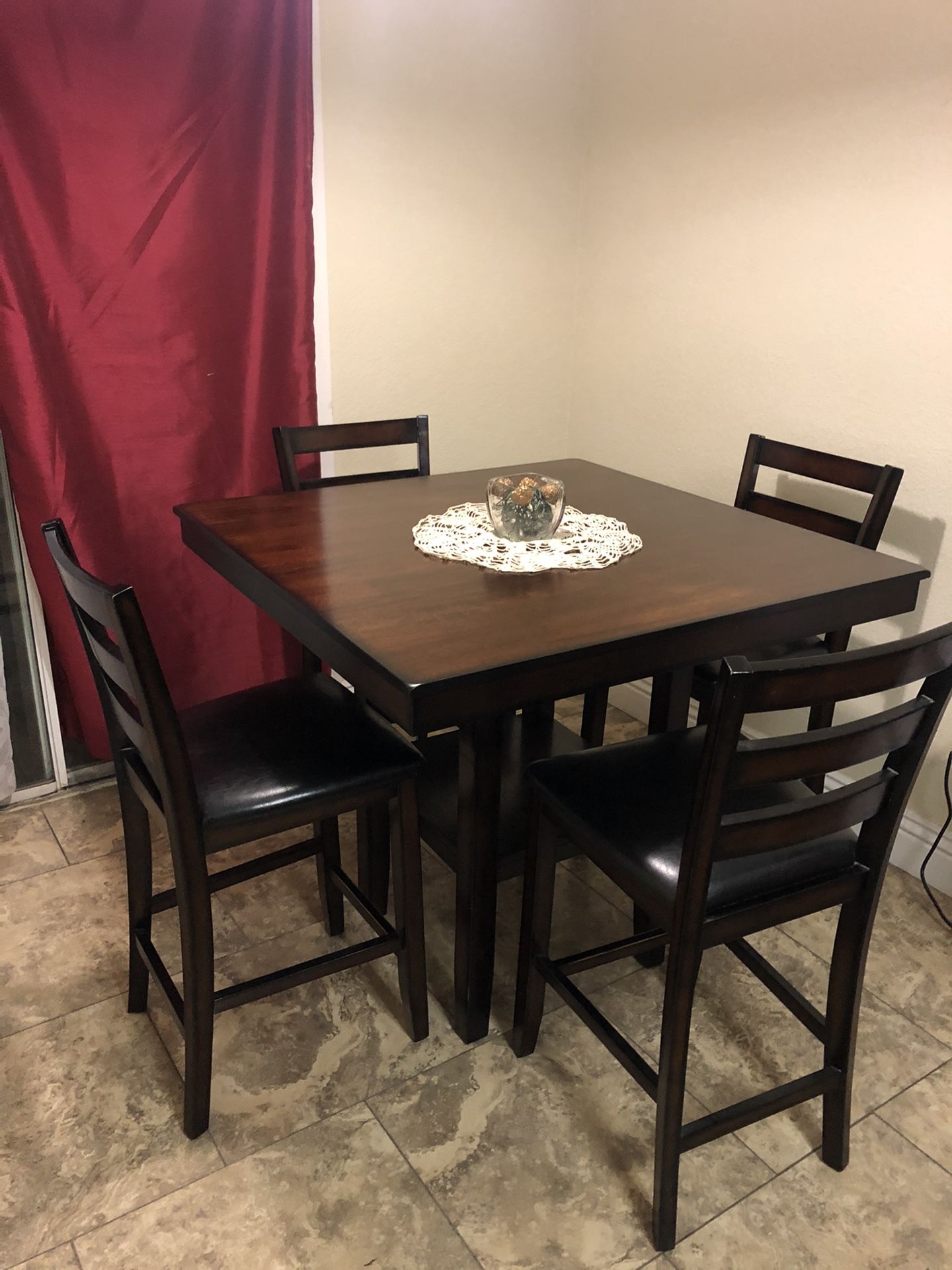 Beautiful dining room table with 4 chairs