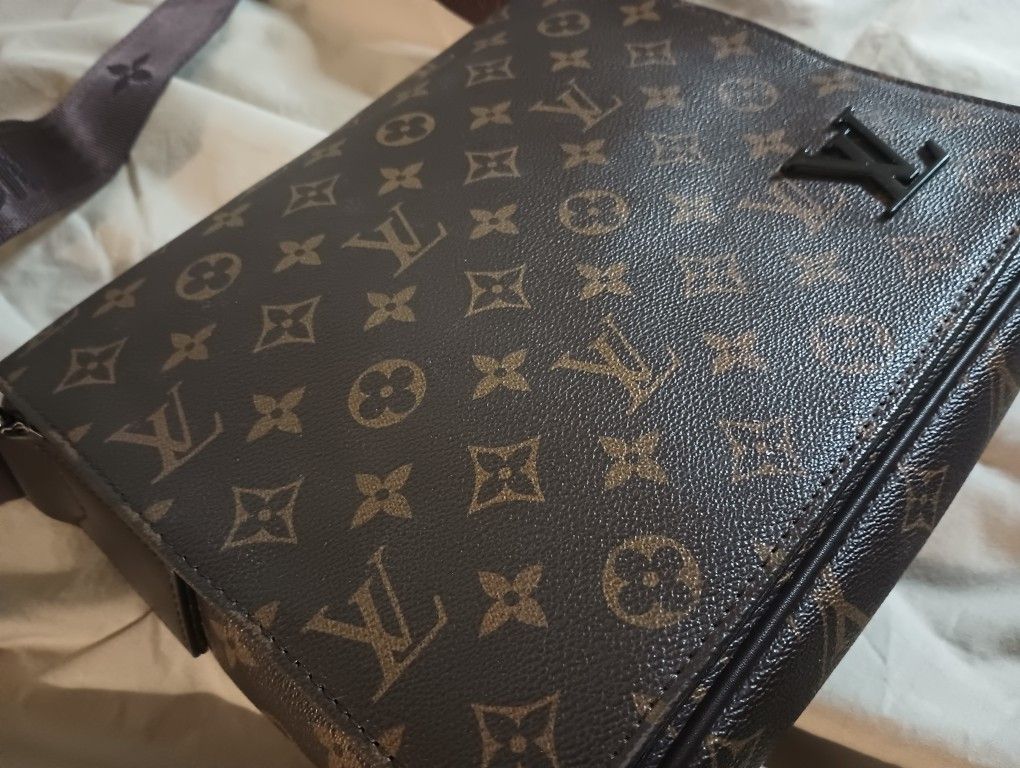 Louie Vuitton Messenger Bag A.K.a. Man Purse for Sale in Tujunga, CA -  OfferUp