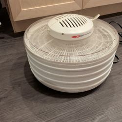 NESCO FOOD DEHYDRATOR