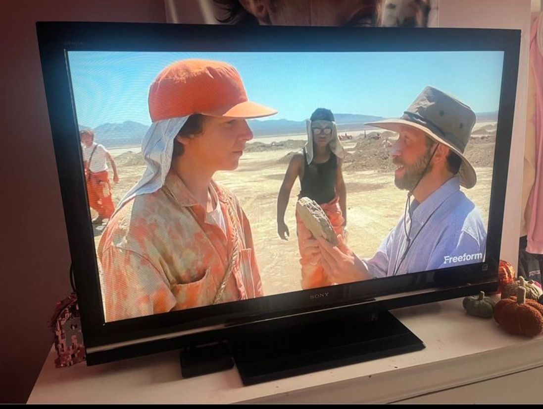 SONY 52” LCD DIGITAL COLOR TV w/Remote