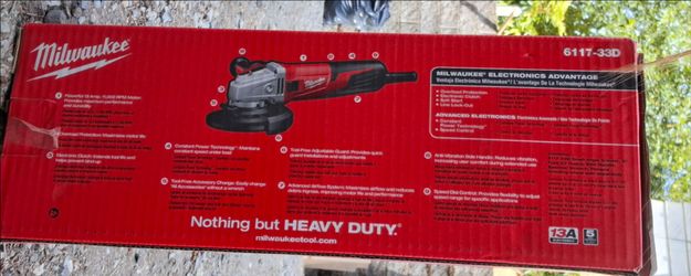 Milwaukee 6117-33D Small Angle Grinder