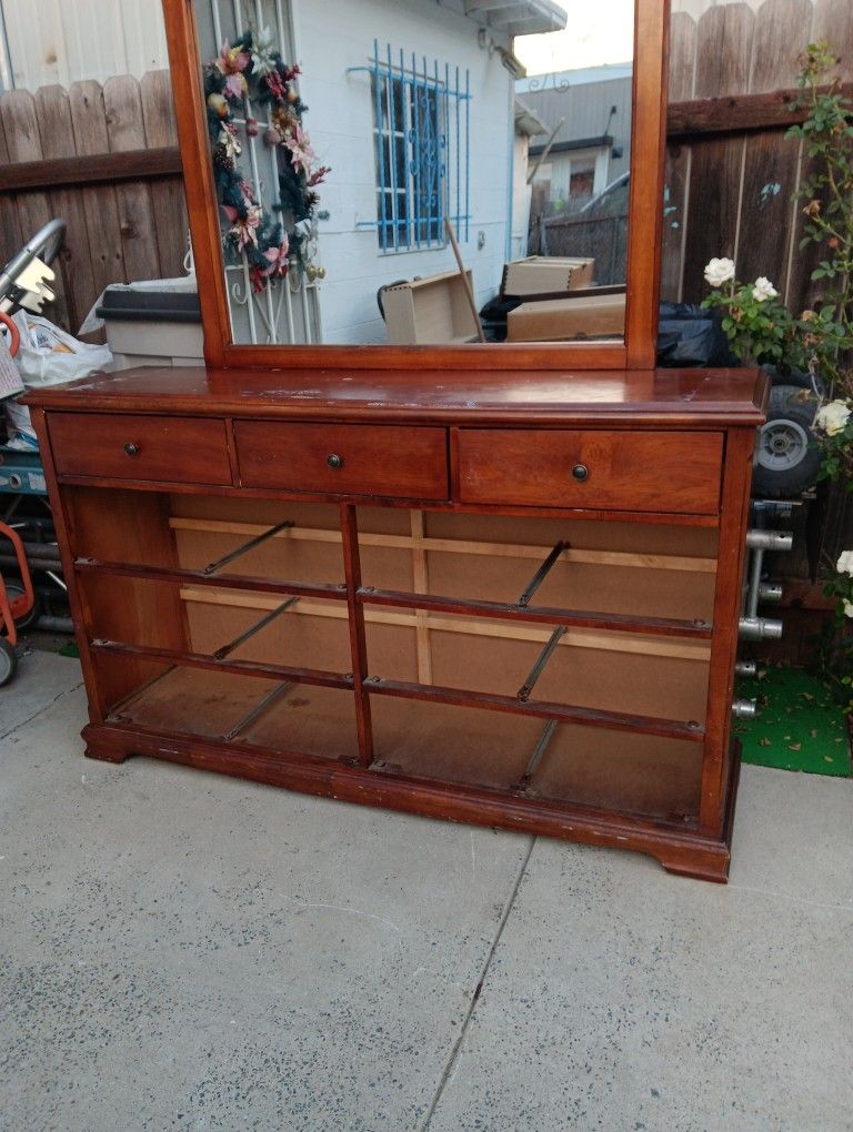 Lindo Mueble De Madera. En Muy Buen Estado Las Manchas Son Porq Le Puse Un Plastico De Color Blanco Para Cubrirlo Lotengo Afuera No Pienso Tenerlo