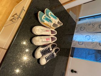 Women’s leather pumas